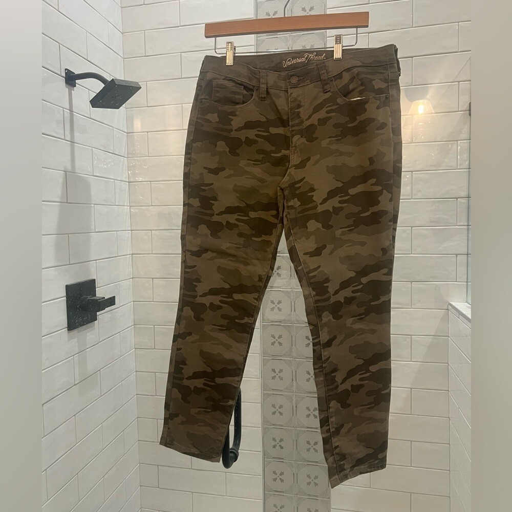Universal Thread‎ camo jeans 12/31R